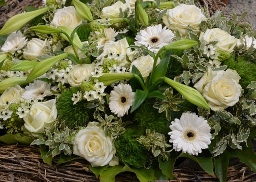 Herz mit wei&szlig;en Rosen, Gerberas und Lilien