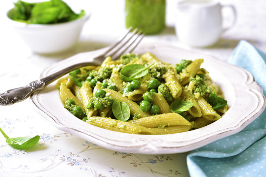 Penne with spinach pesto and green pea.