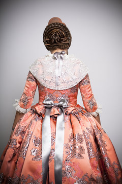 Traje de fallera por detr&aacute;s