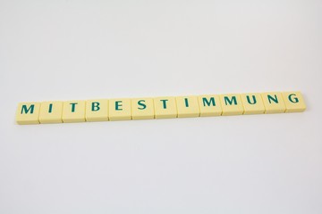 Spielsteine mit Text – Verhandlungen und Mitbestimmung, ein Teil des täglichen politischen und...