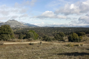Obraz premium Vista de Sierra de Madrid con nieve. Camino y arroyo, piedras en Fresnedillas de la Oliva, Madrid,