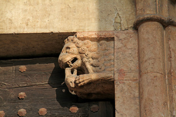 leone e lupo; architrave del portale della chiesa di San Francesco, Lodi
