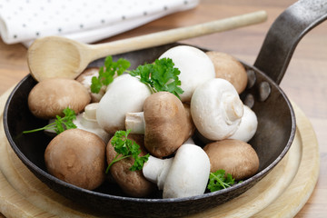     Frische rohe Champignons in einer Eisenpfanne 