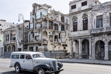 Kuba, Havanna, nahe Malecon: Typische Strassenszene mit verfallenen Häusern Fassaden und Oldtimer in der kubanischen Hauptstadt der karibischen Insel