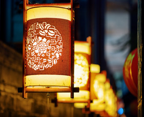 Fototapety  Nocny widok tradycyjnych orientalnych chińskich latarni ulicznych