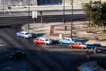 Kuba, Havanna: Strassenszene mit klassischen Oldtimern im Zentrum der kubanischen Hauptstadt