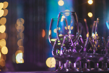 Beautiful row line of different colored alcohol cocktails with mint on a christmas party, martini, vodka,and others on decorated catering bouquet table on open air event, picture with beautiful bokeh