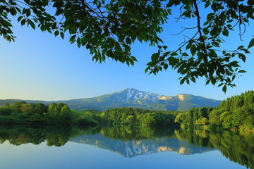 Fototapeta na wymiar 秋田県　鳥海山　夏の大潟溜池