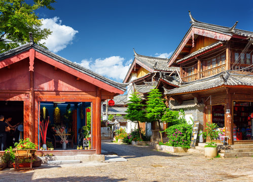 Fototapeta Wooden traditional Chinese houses in the Old Town of Lijiang