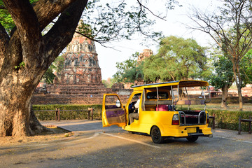 Obraz premium travel car at ayutthaya