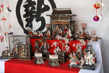 宿場町の街角に飾られた、御殿飾りのお雛様