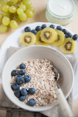 Joghurt mit Müsli und Früchten 