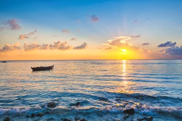 Photo sur Aluminium Eau Colorful sunrise over ocean on Maldives