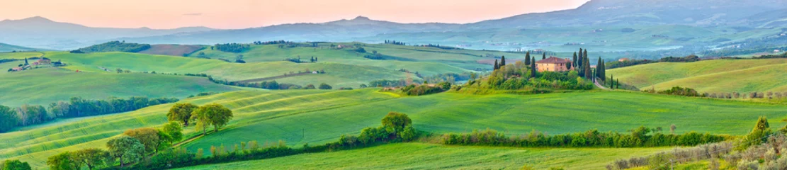Tuinposter Prachtig Toscaans landschap in de vroege ochtend, Italië © sborisov