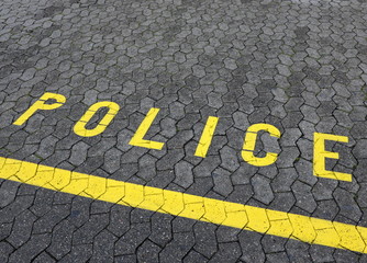 Police, emplacement de parking reserv&eacute; &agrave; la police.