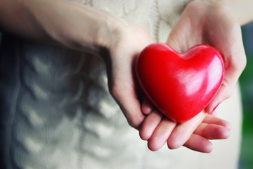 Obraz premium female hand valentine heart