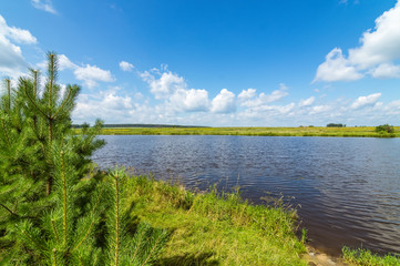 летний пейзаж на реке с облаками, Россия, Урал