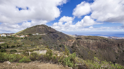 Der Berggipfel von Bandama (links) und der Vulkankrater von Bandama (rechts) auf Gran Canaria
