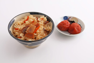 おいしい五目御飯と梅干し