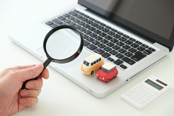 ノートパソコンと車の置物