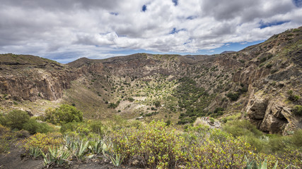 Blick von oben in den Vulkankrater Bandama auf der kanarischen Insel Gran Canaria 