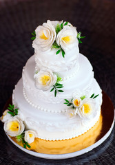 Fototapeta na wymiar Naked cake. Wedding rustic cake with flowers.