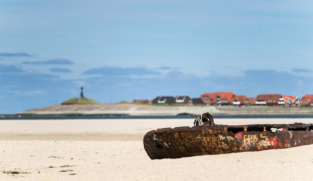 Wrack auf Norderney mit Blick auf Baltrum
