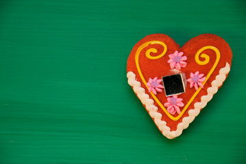 Gingerbread leceder heart on green background