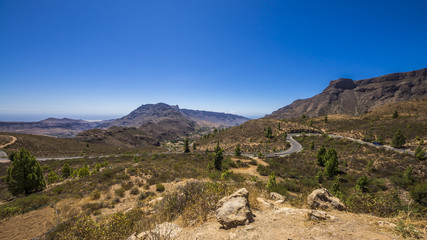 Fototapeta na wymiar Bergstraße durch das bergige Hinterland auf Gran Canaria