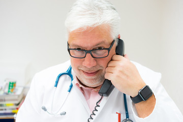 seniorarzt am telefon