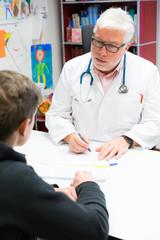 kinderarzt stellt ein atest aus