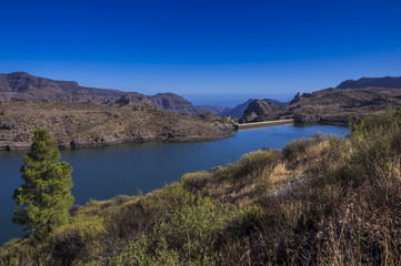 Naklejka premium Stausee mit blauem Wasser in den Bergen auf Gran Canaria