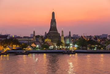 Fototapeta premium Wat Arun Temple Bangkok Tajlandia o zachodzie słońca
