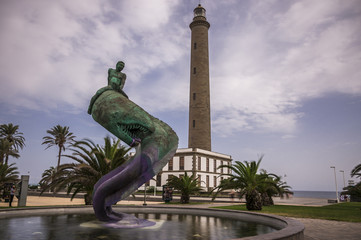 Brunnen mit Bronzeskulptur am Leuchtturm von Maspalomas auf Gran Canaria