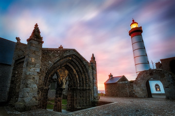 Fototapeta na wymiar Faro di Saint-Mathieu e Abbazia. Bretagna, Francia. Promontorio a picco sul mare con faro antica abbazia e torre di segnalazione.