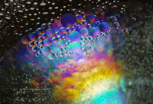 &Ouml;l in Wasser bunt beleuchtet