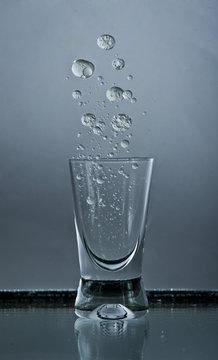 Ulatający alkohol z kieliszka 