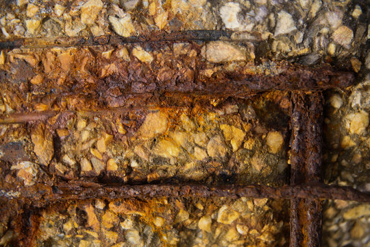 Textura de &oacute;xido de hierro con varillas incrustadas en el hormig&oacute;n
