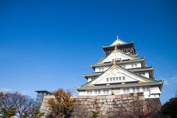 Fototapeta premium Osaka castle in the blue sky