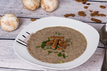 Cream of mushrooms with toasted rye bread