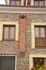 chimenea en la fachada de un edificio