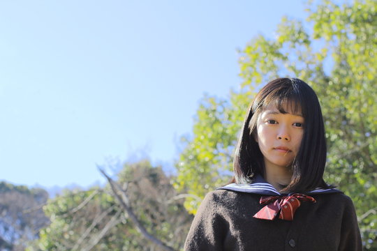 山頂で佇む女子生徒