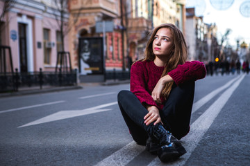 Fototapeta premium girl sitting on the road