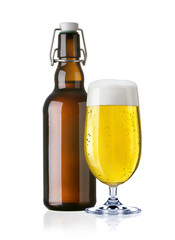 Bierglas und Bierflasche