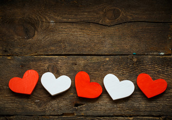 Plakat Red and white hearts on old shabby wooden background