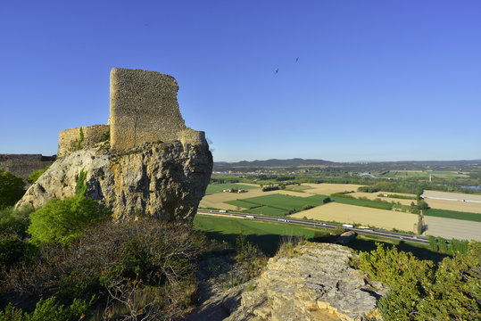 Sur les remparts de Mornas ( 84550), d&eacute;partement du Vaucluse en r&eacute;gion Provence-Alpes-C&ocirc;te d'Azur, France