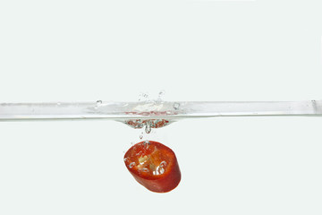 Paprika fällt ins Wasser