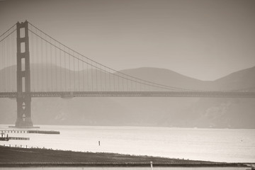 Golden Gate Brücke im Nebel / Die Golden Gate Brücke bei diesigen Regenwetter und in monochrom.