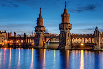 Naklejka premium The beautiful Oberbaum Bridge in Berlin at night