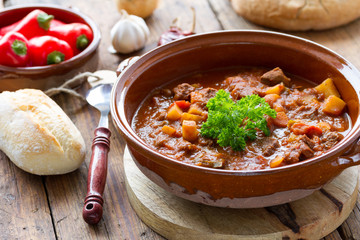 deftiger Gulasch topf